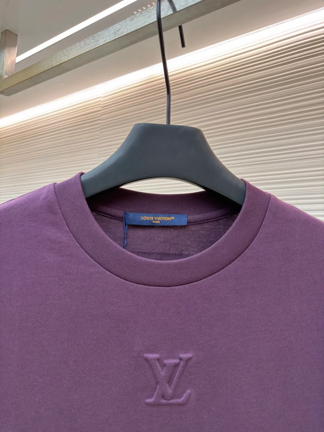 LOUISVUITTON embossed small label T-shirt ●Authentic product: Purchased and developed by 5450 ●Item number: 1682104-A00 ●Fabric: pure cotton fabric ●Technology: embossed production ●Version: fitted version ●Weight: about 300 grams ●Size: XS-S-M-L ●Description: Fabric is 40S/2 Double-strand smooth cotton plain weave, dust-free wool processing; matching 40s single-strand combed cotton, 280g cylindrical machine rib. The front panel is stamped and filled. After low-temperature stamping with a steel stamp, the inside is filled with foam cotton. The bottom surface is directly sealed with low-temperature hot melt glue at 80 degrees Celsius. The integrated machine operation makes the relief pattern three-dimensional and full and stylish. High-quality products require natural and beautiful products. The overall wiring is straight and delicate, the fabric is comfortable and soft, and the color is consistent without color difference. It can be matched with the same style to create a fashionable look and control various occasions. Customized accessories, complete with three standards, same style for men and women!